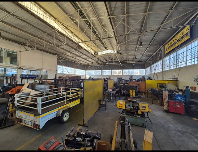 1,300M² WAREHOUSE FOR SALE IN KNIGHTS